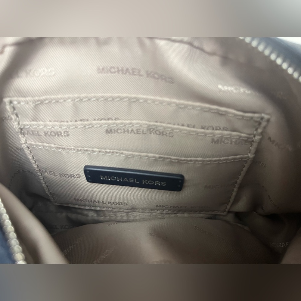 Michael Michael Kors
SIGNATURE TRICOLOR CAMERA
BAG - Picture 12 of 16